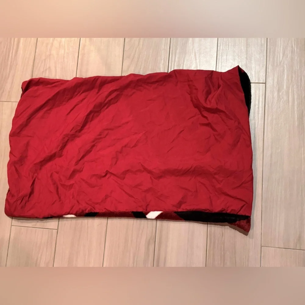 King size pillow case Red Black Geometric no stains